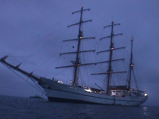 BAE Guayas noche